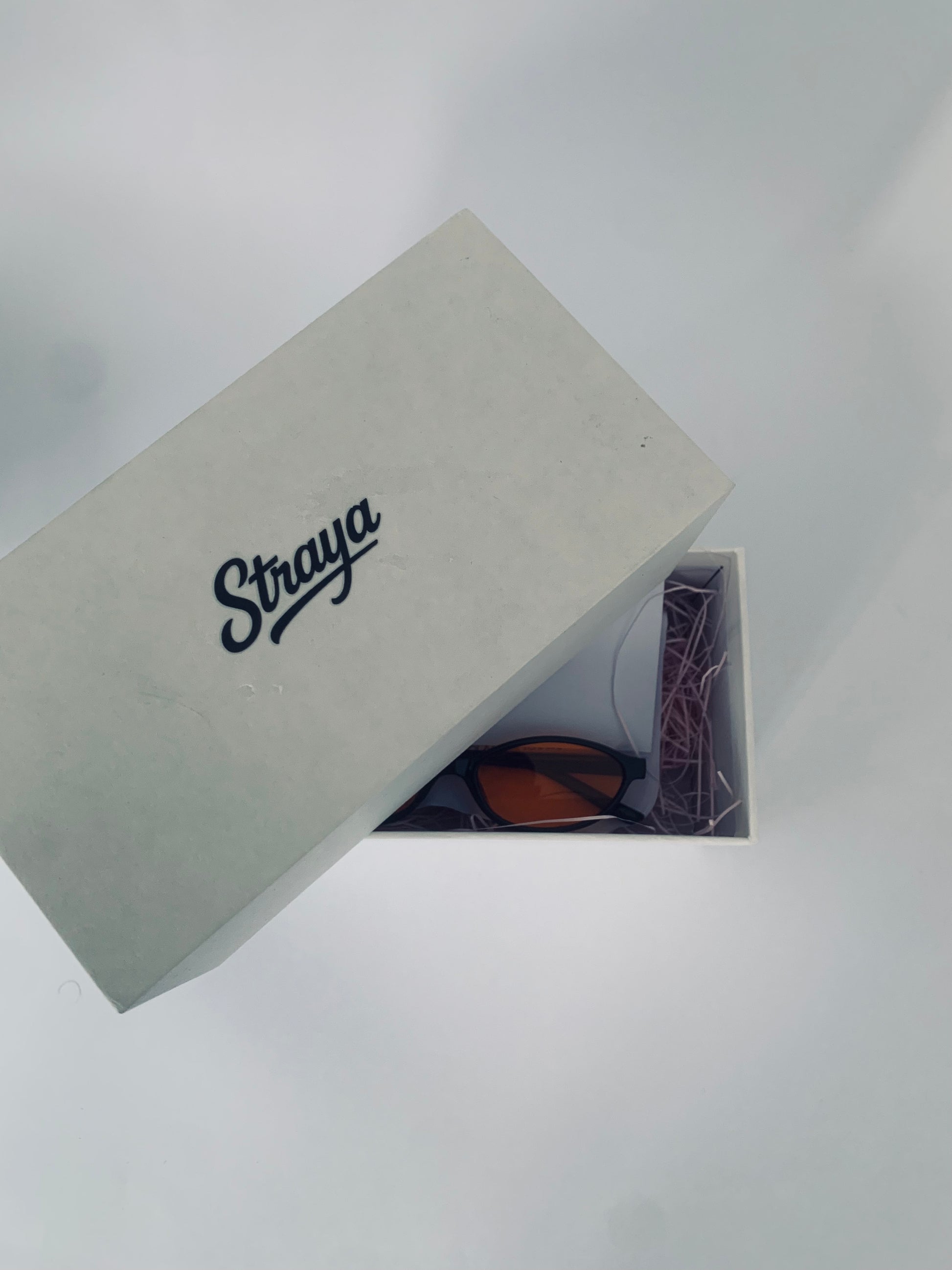 WOMAN SUNGLASES CASE